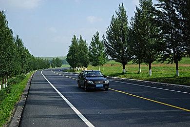 PLAYISM偶像游戏街头广告引热议 故意撕毁寓意表里差异